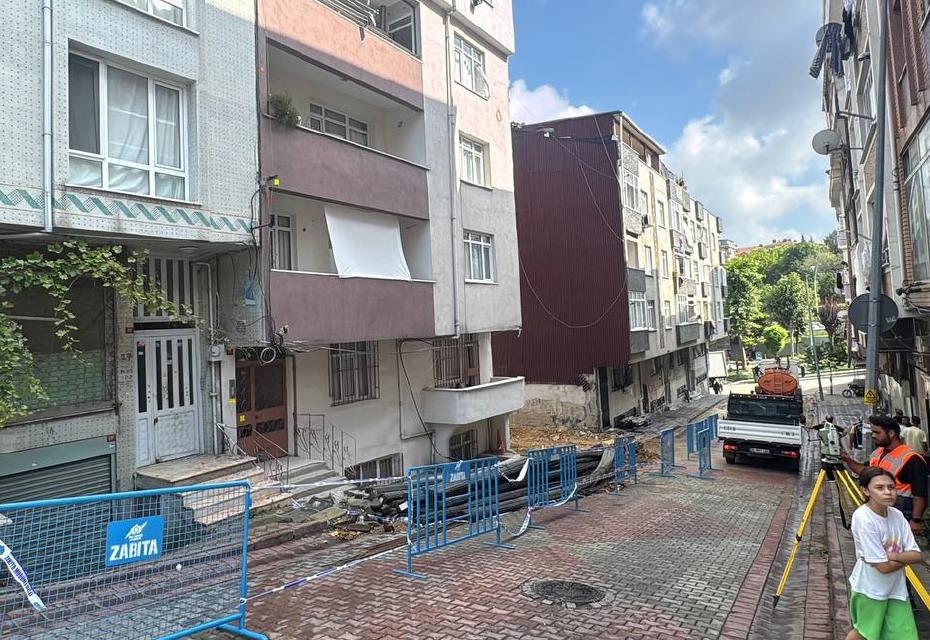 Temel kazısı etrafındaki binalara zarar verdi. 4 bina boşaltıldı