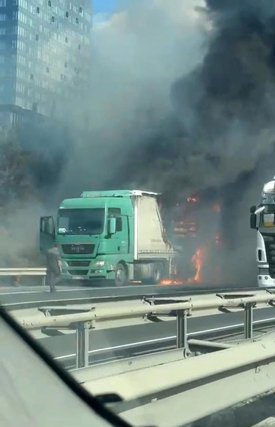 TEM Otoyolu'nda TIR Yangını Kontrol Altına Alındı ve Trafik Normal Akışına Döndü