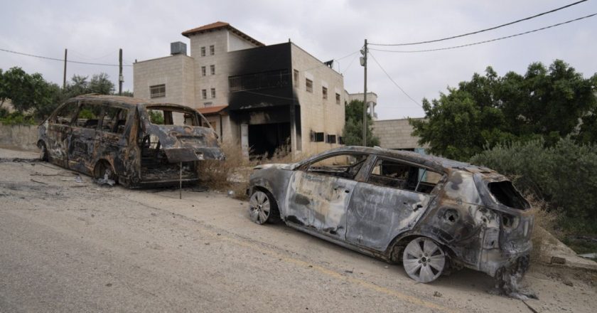 Batı Şeria'da Filistinli köylülerin evleri ve araçları ateşe verildi