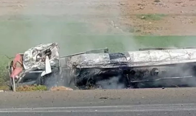 Şırnak'ta akaryakıt yüklü tanker hendeğe devrildi: 1 yaralı Şırnak'ta akaryakıt yüklü tanker hendeğe devrildi: 1 yaralı