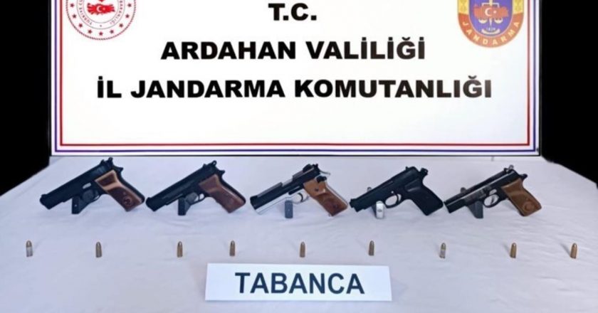 Ardahan'da bir araçta 5 ruhsatsız silah ele geçirildi – Son Dakika Türkiye Haberleri