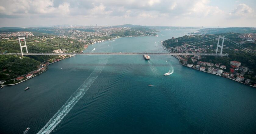 Boğaz’da deniz trafiği durduruldu: 2 kardeş aranıyor