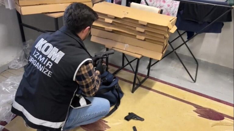 İzmir’de yasa dışı silah ticareti operasyonu: 15 tutuklu