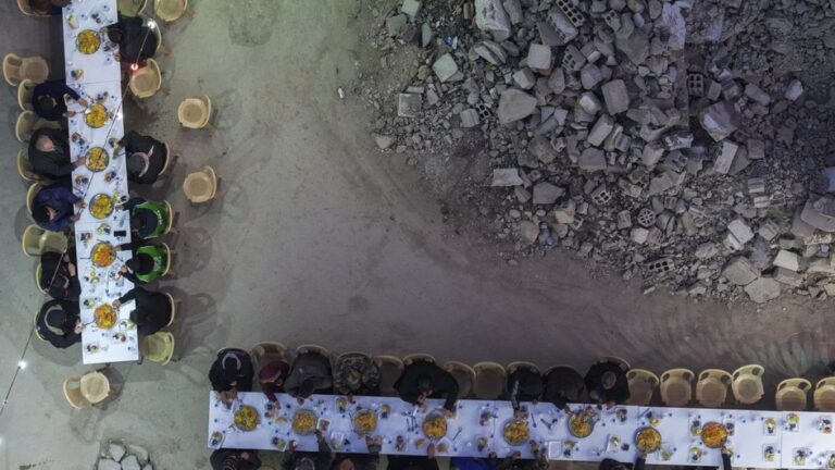 Suriye Esad’dan sonra ilk Ramazan’ın üstesinden nasıl gelir?