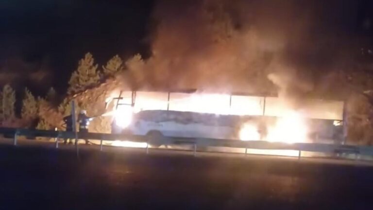 Alev yolcu otobüs alevleri