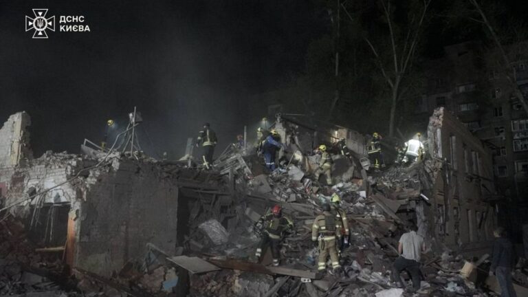 Rusya Kiev'e Füzeler ve Hava Ücretsiz Hava Araçları ile Vurdu: 9 Kişi Öldü