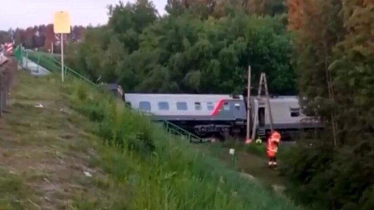 Rusya'daki Otoyol Köprüsü Yolcu Trenine Yıktı: 7 Ölü