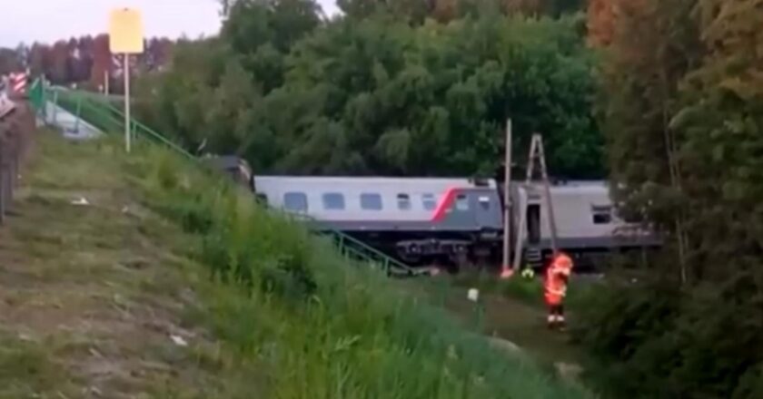 Rusya'daki Otoyol Köprüsü Yolcu Trenine Yıktı: 7 Ölü