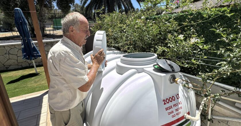 Izmir sakinleri susuz kalmayı önlemek için su tanklarında çare buldu