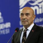 Büyükşehir Belediye Başkanı Izmir'in eski Soyer, yolsuzlukla ilgili bir soruşturmada tutuklandı