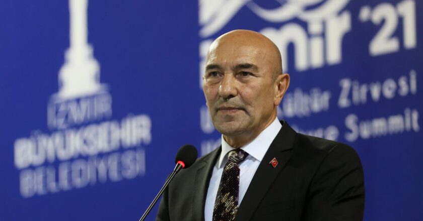 Büyükşehir Belediye Başkanı Izmir'in eski Soyer, yolsuzlukla ilgili bir soruşturmada tutuklandı
