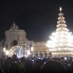 Lizbon dev ağaçlar ve havai fişeklerle şenlik havasına büründü