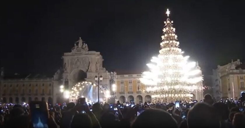 Lizbon dev ağaçlar ve havai fişeklerle şenlik havasına büründü