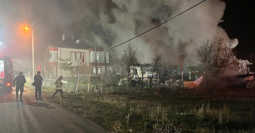 Komşular, engelli kardeşleri kurtardı