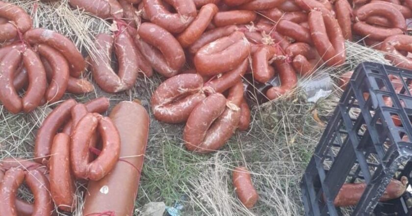 Ankara’da Boş Araziye Yüzlerce Kilo Sucuk ve Salam Bırakıldı