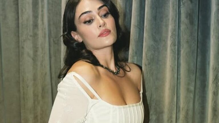 Esra Bilgiç son pozlarıyla yaktı geçti! Bir bakan bir daha baktı