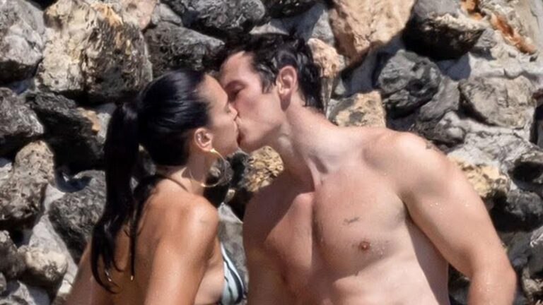 Dua Lipa ve Callum Turner bitmeyen balayında…